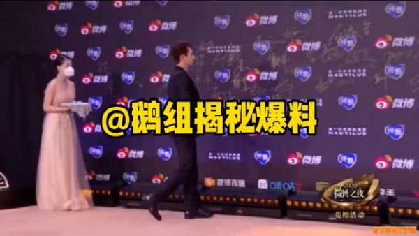 李现黑色西装搭配印花深V，时尚感十足……