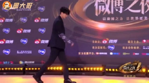 哈哈哈哈蔡徐坤短袖西装外套搭配毛衣打底……