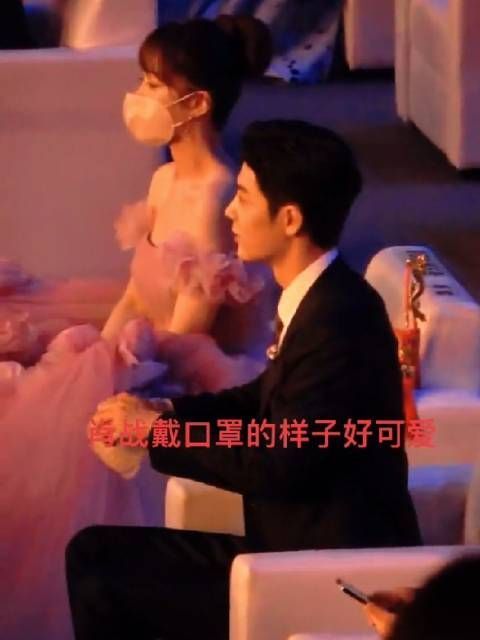 微博之夜内场，肖战入场戴口罩，左边王中磊右边杨紫……
