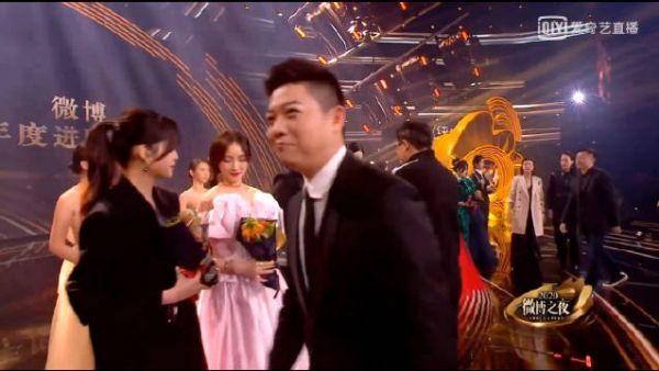 小尼:姜滨老师看到美女好像有点紧张……