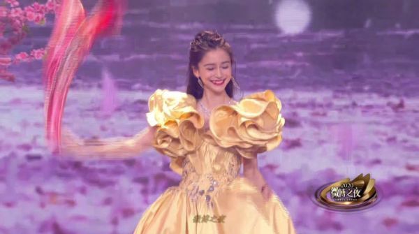 Angelababy丝巾走秀