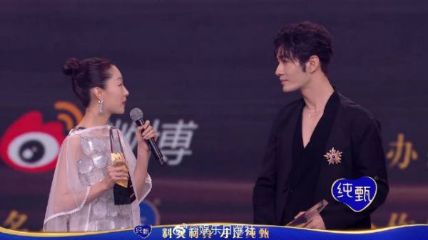 2020 微博年度影响力演员黄晓明、周冬雨互动……