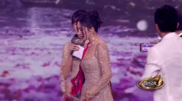 杨幂这段丝巾秀真的太搞笑了,可能美女这辈子也没这么无语过
