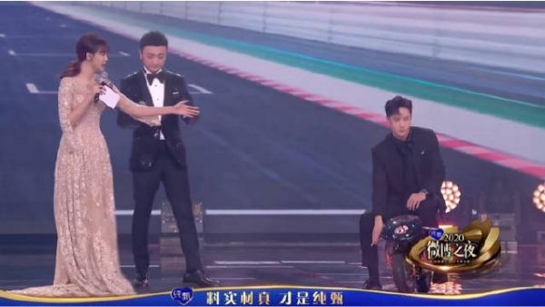王一博坐上小摩托长腿无处安放，感觉他上下左右看了看……