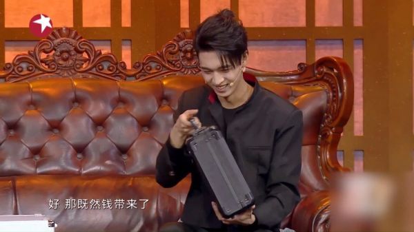 作品中来了一段即兴掉凳表演……