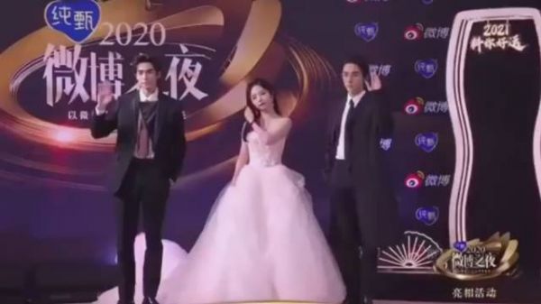 微博之夜的张新成也太帅了吧，大背头、银边眼镜、黑色风衣……