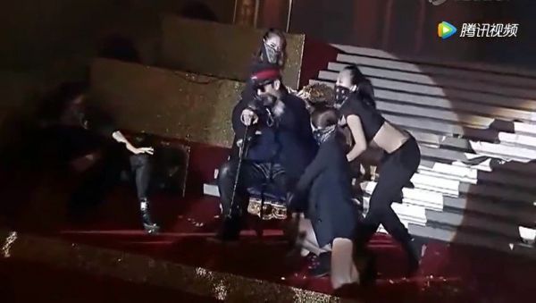 黄晓明当年在婚礼现场还给Angelababy跳了权志龙的fantastic