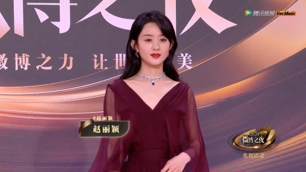 赵丽颖微博之夜一席酒红色深V长裙亮相……