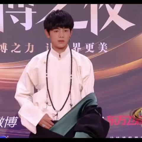 丁真的签名好小,红毯上的丁真好可爱!像是森林里的小鹿一样