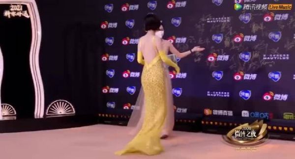 倪妮今天亮相微博之夜红毯 今天的复古名伶造型好美啊……