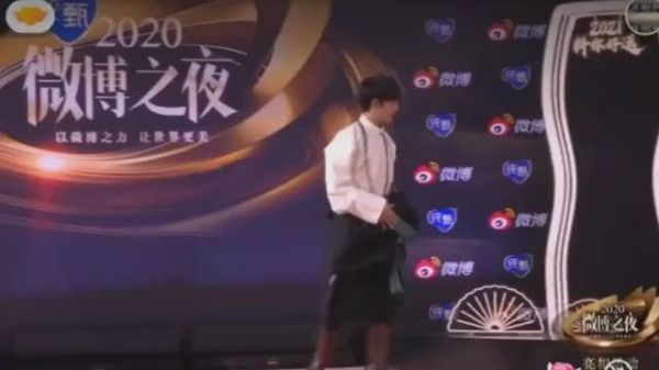怎么拍都很美,没有偶像包袱的丁真绝对是今晚 一道亮丽的风景……