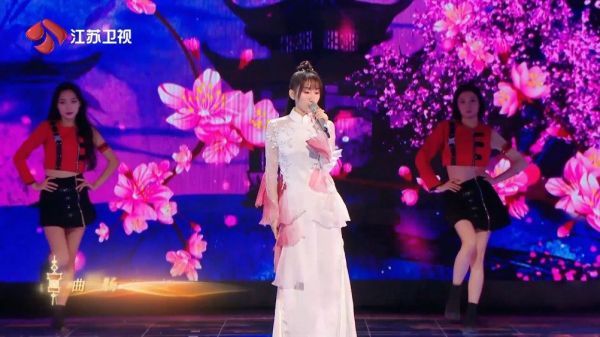 曲一惆，酒一杯，@等什么君 《笑看》春暖花开，元宵月圆！