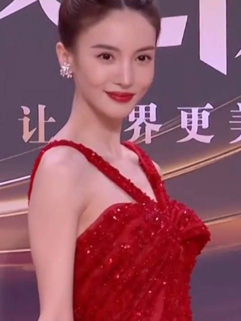 金晨一袭露背红裙，翩然而致， 明媚动人 皮肤白到发光……