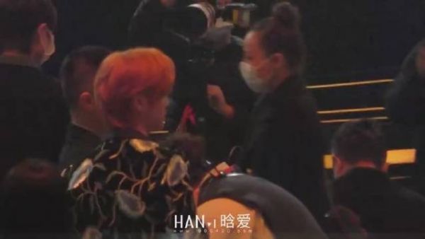刚坐下又有人过来合照……