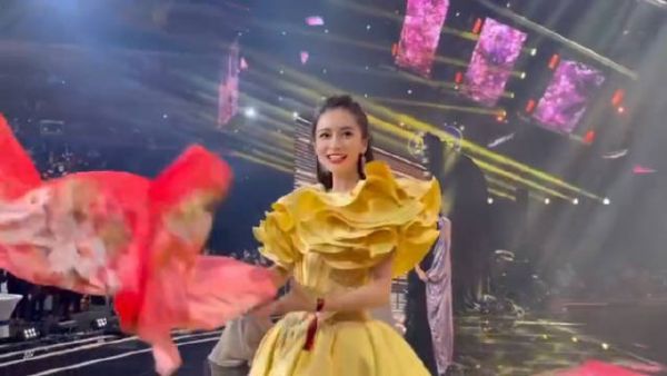 来了！ baby笑起来好甜 超摄影师运镜专业拍的真稳……