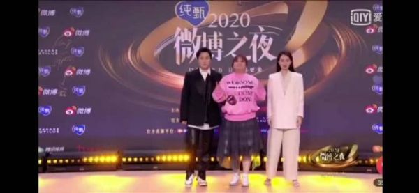贾玲姐太暖了，感觉到张小斐的手有些没地方放，立刻就抬起胳膊