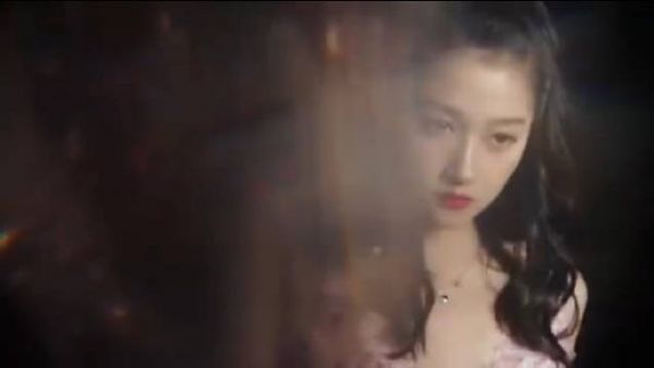 微博之夜晓彤昨晚好美啊，腿是真的长，这两套衣服真心很适合她……