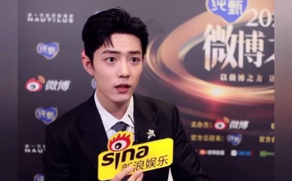 肖战在片场好请客，因为拍戏时天气太热，会请大家喝东西……
