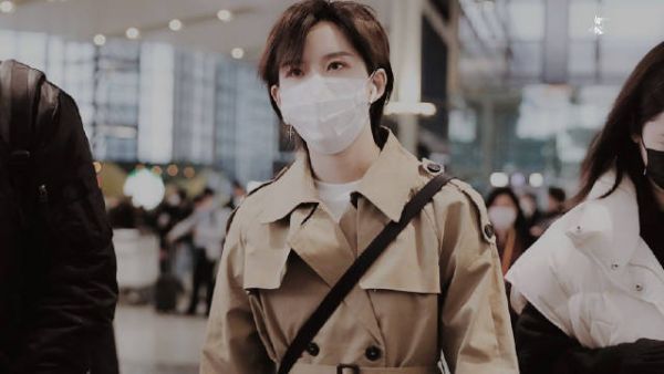 陆柯燃上海机场出发✈️ 行走的画报柯,满屏的腿走路带风……