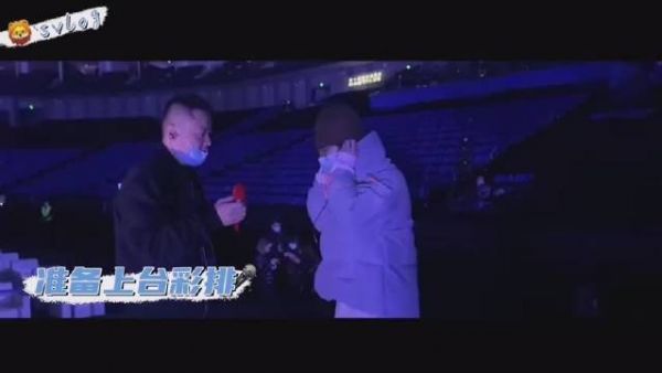 认真彩排完第一件事开始点饭 吃啥？