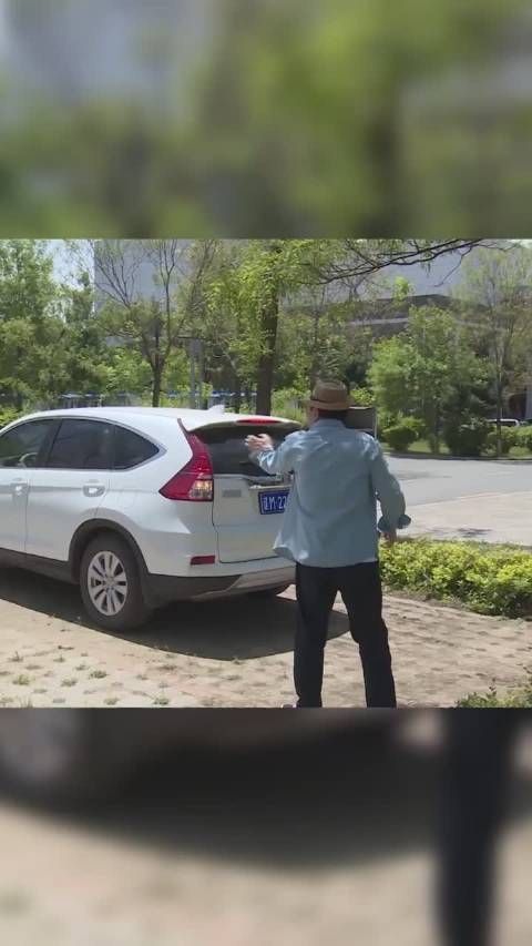 倪大红老师一出场就指挥杨晓燕倒车……