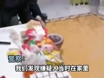 警方破门抓捕嫌疑人，俩人被抓时正在看《小猪佩奇》