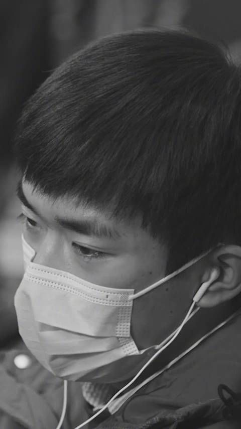 易烊千玺新电影《世间有她》