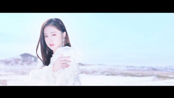  首张EP《IN》的主打曲《VIBE》曲风明朗洒脱……