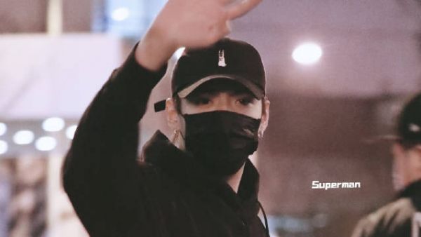 吴亦凡今晚上海机场出发✈️ 熟悉的雨天 熟悉停留 熟悉的挥手……