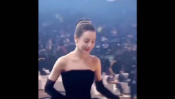 姐谦虚了，有这张脸，私下里穿睡衣溜街她也是女明星啊！