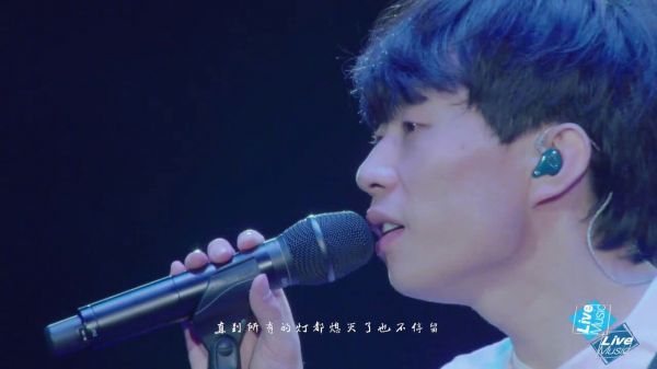 赵雷《成都》现场版 歌词刻画了许多有关成都的细节……