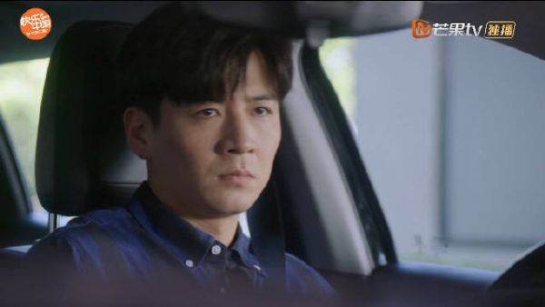 天真@吴施乐 刚一出公司门立刻被很多媒体围堵……