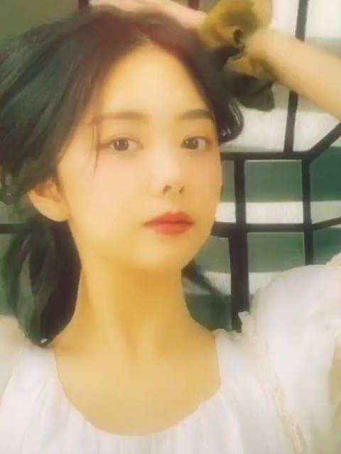 甜美娇小的可爱女人也可以性感妩媚 长卷发，白肤红唇……
