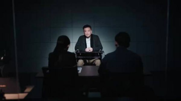 安静审讯人时候采用的心理战术好厉害啊……