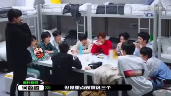 我的天 创4热门选手周柯宇在宿舍被镜头拍到抽烟……