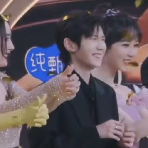 王源站在杨幂和样子中间手足无措的样子太可爱了