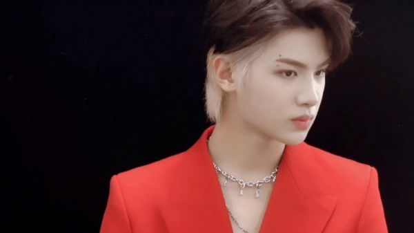 黄明昊首唱会花絮~ 金发+挑眉鲨……