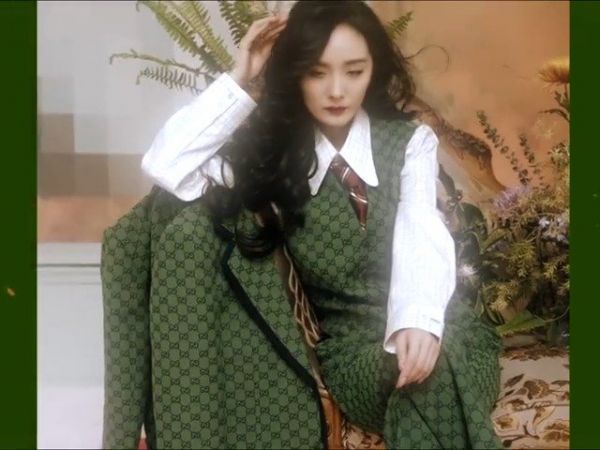 杨幂这个造型也太好看啦，绿色西服套装搭配艺术灵感袜……