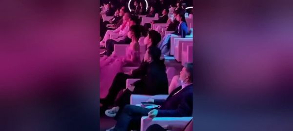 微博之夜鹿晗吴亦凡黄子韬坐在一起……