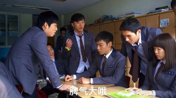 白天我是一个老实的大学生，实际晚上我在拯救世界！