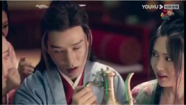 有没有发现龚俊的微博自动回复是不一样的？