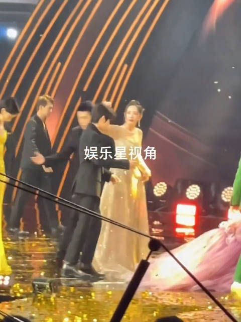 在dy刷到的,合影结束后帮后辈弄掉落在头上的彩带,暖心幂姐