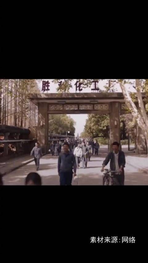 男子造微缩版李焕英单位大门 想送给贾玲表示支持