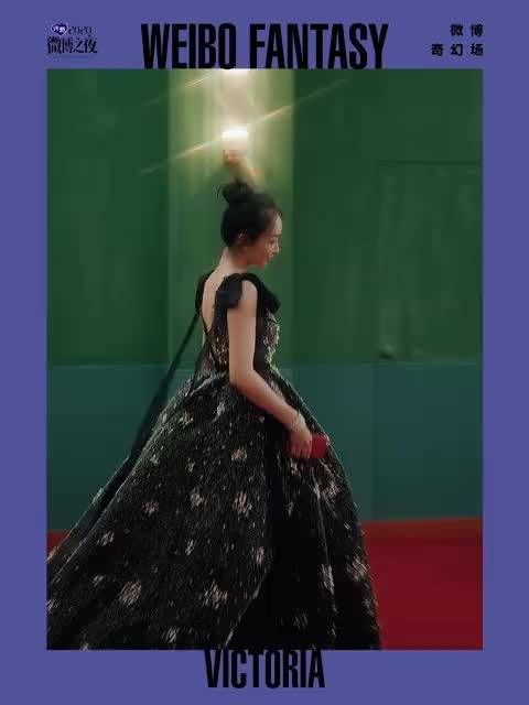 宋茜 抢到沙发笑的好开心,小表情过分可爱了