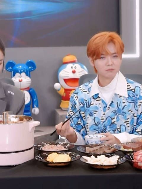 鹿晗听音乐吃火锅定格表情包