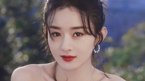 这直播间可太真实了，没美颜没滤镜，好像连灯光都没有……