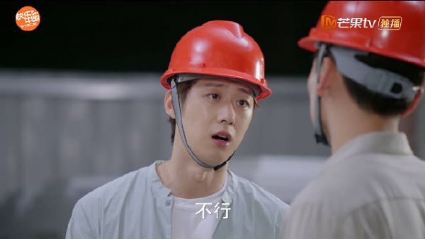 两人争论的样子太搞笑啦！