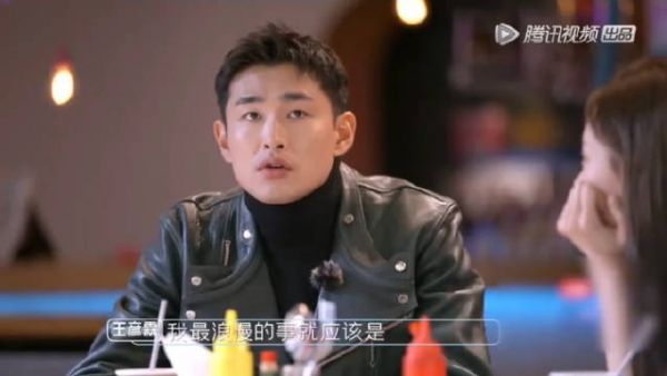 原来看似特别憨憨的人在官宣女朋友的时候也会变得特别浪漫呢！