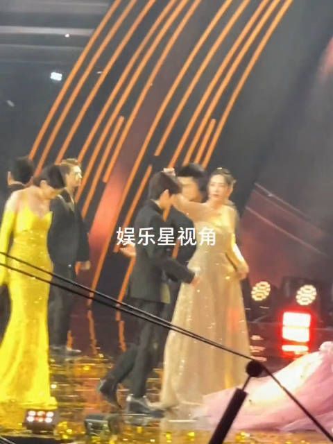 微博之夜大合照后，杨幂帮王源拿掉了头上的彩带……