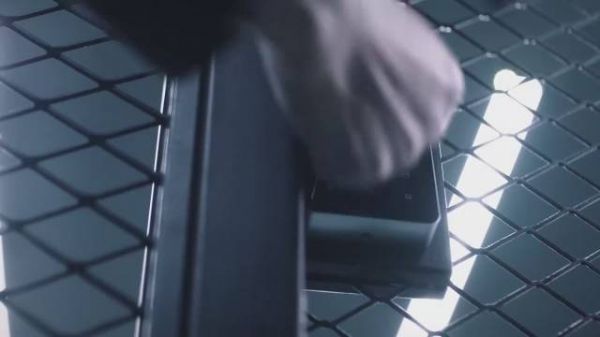 看到保险箱里的银行卡……
